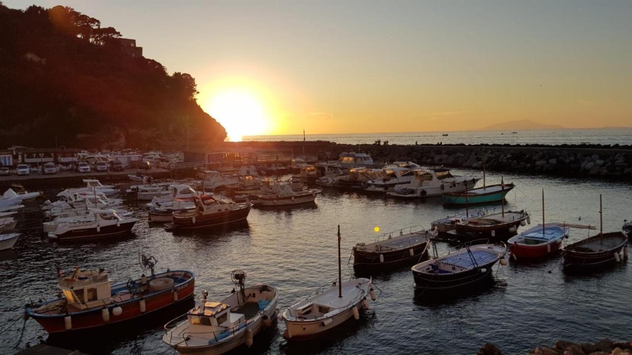 Relais Del Mare Con Terrazza Fronte Mare Free Parking Leilighet Massa Lubrense Eksteriør bilde