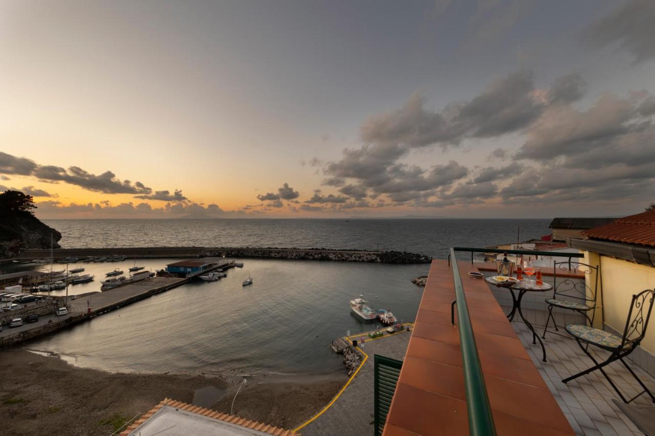 Relais Del Mare Con Terrazza Fronte Mare Free Parking Leilighet Massa Lubrense Eksteriør bilde